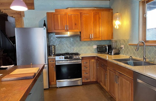 Arroyo Seco House | Charming passive solar 3-bedroom house in Arroyo Seco with WiFi, fitness equipm.