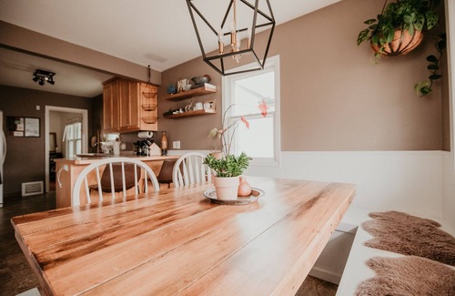 Highland House | CHARMING RETREAT, PET FRIENDLY, FENCED BACK YARD, GAME ROOM, CLOSE TO COLLEGES,