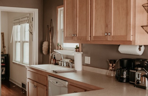 Highland House | CHARMING RETREAT, PET FRIENDLY, FENCED BACK YARD, GAME ROOM, CLOSE TO COLLEGES,
