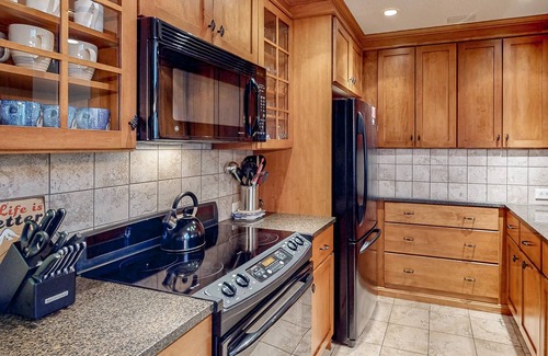 Ludlow Condo | Charming ski-in/ski-out condo with fireplace, washer/dryer, tennis