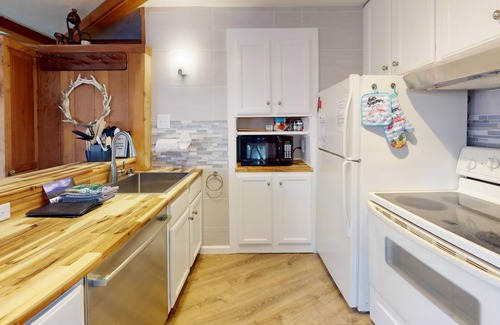 Angel Fire Condo | Close to Lifts | Fireplace | Redwood Commons A18