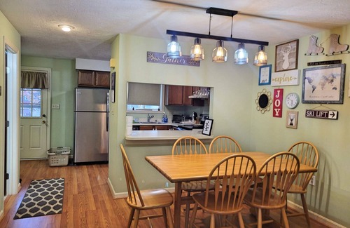 North Woodstock House | Close to shops/dining/town access. Pet-friendly, Wifi, deck. A0040 by LRS