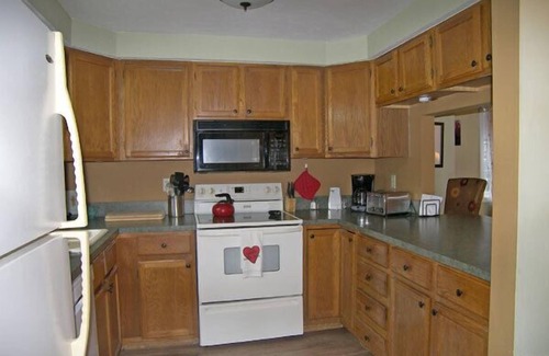 North Woodstock House | Close to shops/dining, river/town, pool access,Wifi & AC, deck. A0004 by LRS