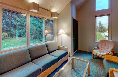 Stowe Area Condo | Comfortable Getaway Near Skiing W/ Golf On-Site, Shared Pool & Full Kitchen!