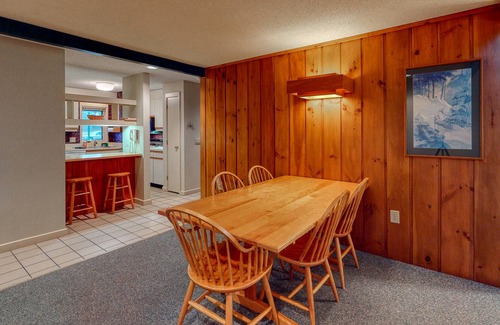Stowe Area Condo | Comfortable Getaway Near Skiing W/ Golf On-Site, Shared Pool & Full Kitchen!
