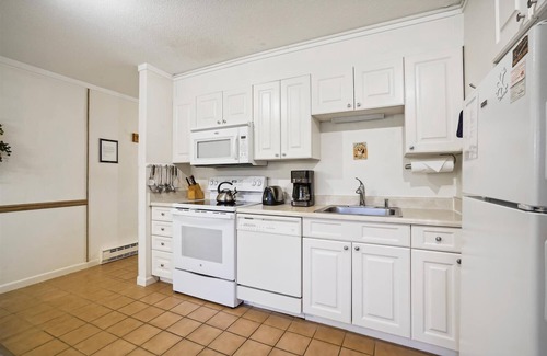 Central Vermont- Killington Condo | Comfortable one bedroom condo. It offers Killington's best value on top of the mountain F5