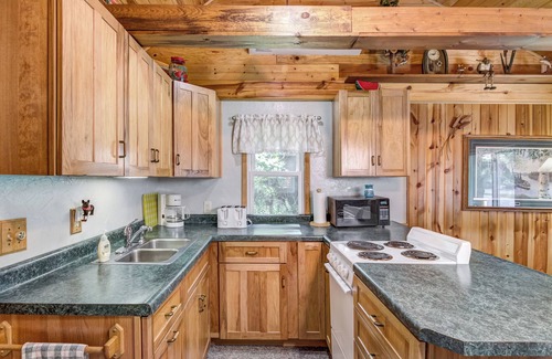 Holcombe Cottage | Cozy 2-Bedroom Lake Holcombe Cottage