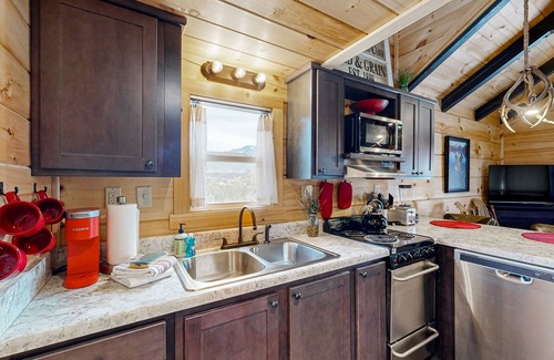 Valdez Cabin | Cozy cabin with incredible mountain & mesa views, WIFI, privacy & seclusion
