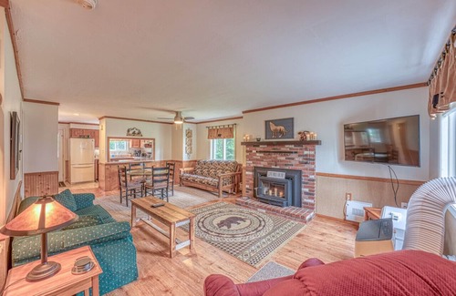 North Woodstock Apartment | Cozy Condo- Walk to Restaurants! AC & Walkable!