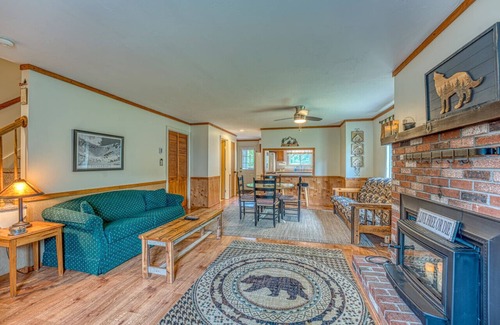 North Woodstock Apartment | Cozy Condo- Walk to Restaurants! AC & Walkable!
