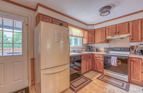 North Woodstock Apartment | Cozy Condo- Walk to Restaurants! AC & Walkable!
