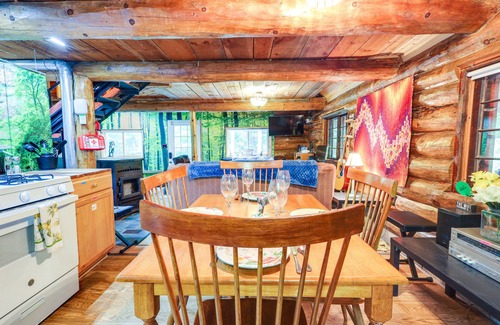 Elizabethtown Cabin | Cozy Elizabethtown Cabin w/Fire Pit!
