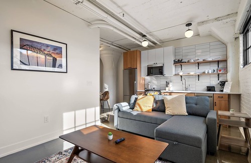 Warehouse District Apartment | CozySuites NLG - Modern 1BR condo 03