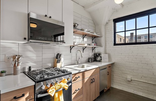 Warehouse District Apartment | CozySuites NLG - Modern 1BR condo 03