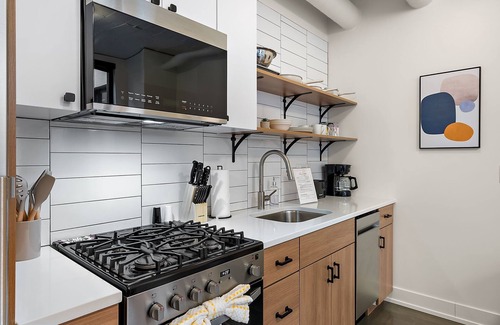 Warehouse District Apartment | CozySuites NLG - Modern 1BR condo #09