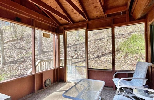 Berkeley Springs Cabin | Creekside Cabin-Pet friendly