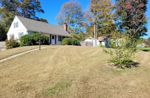 East Granby House | East Granby with AC and WiFi 3 minute to Bradley