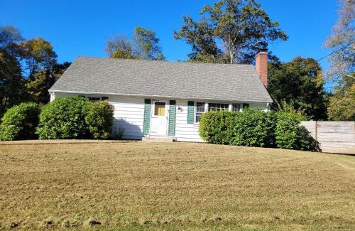 East Granby House | East Granby with AC and WiFi 3 minute to Bradley
