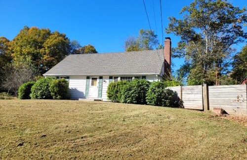 East Granby House | East Granby with AC and WiFi 3 minute to Bradley