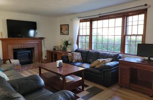 East Granby House | East Granby with AC and WiFi 3 minute to Bradley
