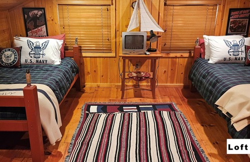 Webster House | Executive Home on the lake. Five Bedroom & Three Bathrooms, Sleeps 19 People.