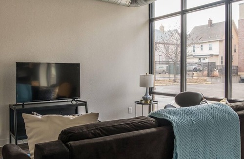 Downtown Minneapolis Apartment | Frontdesk | Simple 1BR Apt near Downtown