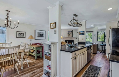West Hartford Condo | Highland Golf, Walk to Club - Lakeland Village 2D