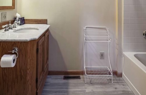 De Soto Apartment | Historic building with comfortable rooms in De Soto