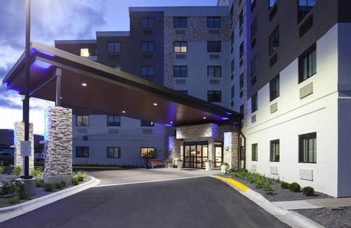 Roseville Hotel | Holiday Inn Express Roseville-St. Paul, an Ihg Hotel