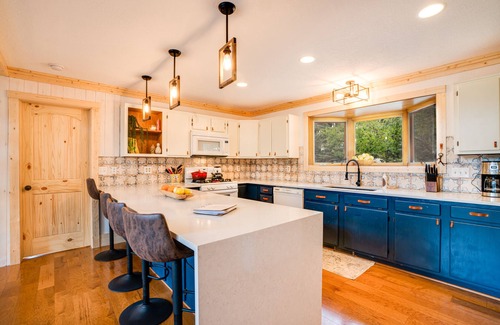 Angel Fire House | Huge Ski House on Golf Course - Hot Tub - Sleeps 16!