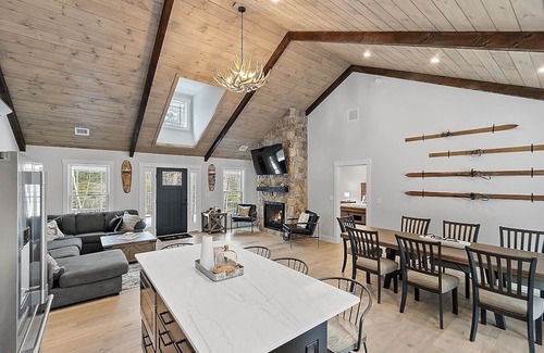 North Woodstock House | King’s Lodge in Woodstock – Sleeps 9, Family Retreat!