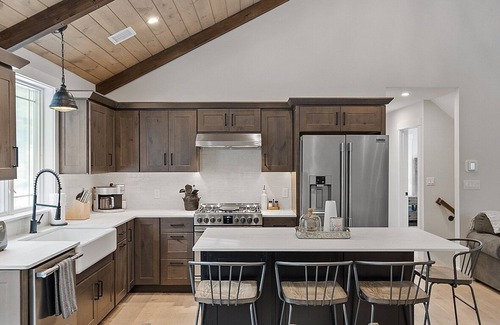 North Woodstock House | King’s Lodge in Woodstock – Sleeps 9, Family Retreat!