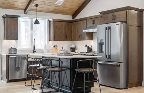 North Woodstock House | King’s Lodge in Woodstock – Sleeps 9, Family Retreat!