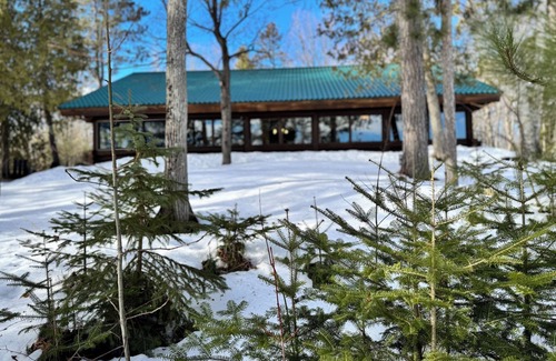 Duluth House | LAKE FRONT Beautiful Secluded Log Lodge Dog-Kid Friendly Sauna Views