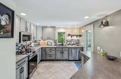 West Hartford House | Lake Pinneo, Golf View, Hot Tub - Tee Time Retreat
