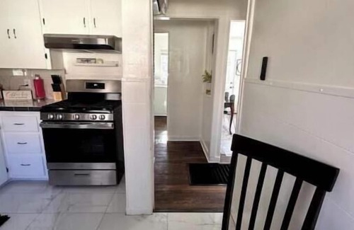 El Prado House | Luxe Nest - Bright & Cozy 1BR in University District, Walk Everywhere!