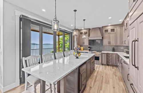 Colchester Villa | Luxury Lakefront 4BR w/Beach