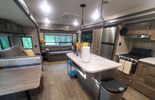 Muse RV Rental | North Creekside Camper @ Heaven's Gate RV