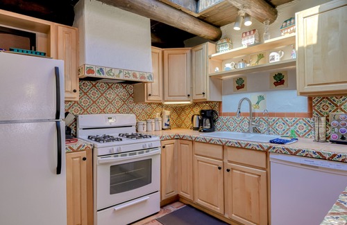 Taos House | Peaceful retreat with amazing mountain views, fireplaces & private hot tub