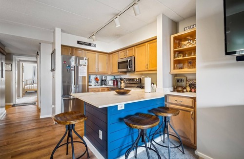 Killington Condo | Pinnacle E23 is newly renovated 3 bedroom/2 bath condo with shuttle to the slopes everyday of the week. The outdoor pool, hot tub, and, tennis courts are open during summer only.