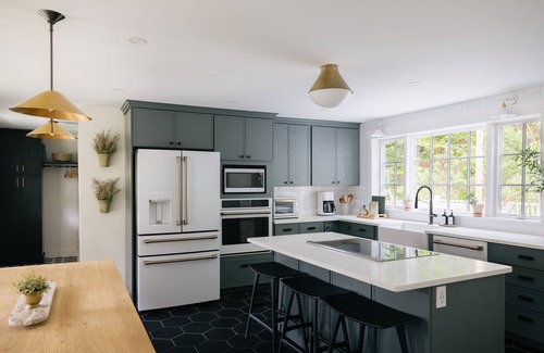 Stowe Area House | Restored VT Farmhouse | Porch, Hot Tub + Shuttle