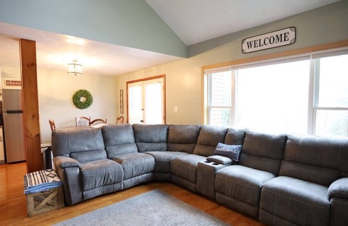 Woodstock Condo | Roomy White Mountain Condo close to Swimming Hole on Pemi River!