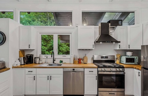 West Hartford House | Sauna, Hot Tub, Game Room - The Gathering Place