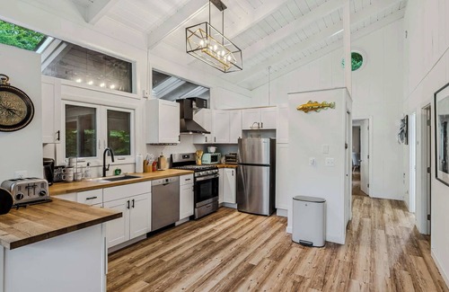 West Hartford House | Sauna, Hot Tub, Game Room - The Gathering Place