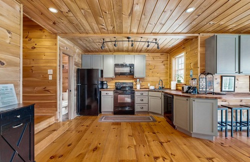 Ludlow House | Secluded Rustic Home with Private Hot Tub & Huge Deck - 5 Miles to Okemo