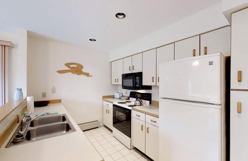 Stowe Area Condo | Ski-adjacent home with hot tub, pool, sauna & gym access