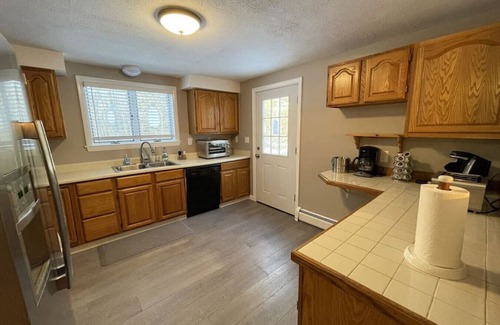 Windsor House | Spacious Family Lake & Ski House