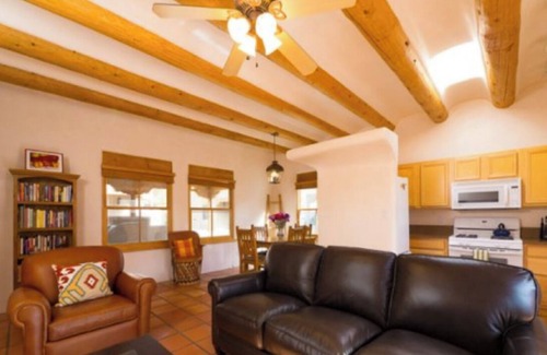 Northeast Santa Fe House | Sunny Casa Placidita. Walk to plaza! 2 BDR, 2 BA, Sleeps 4, Yard, Patio, carport