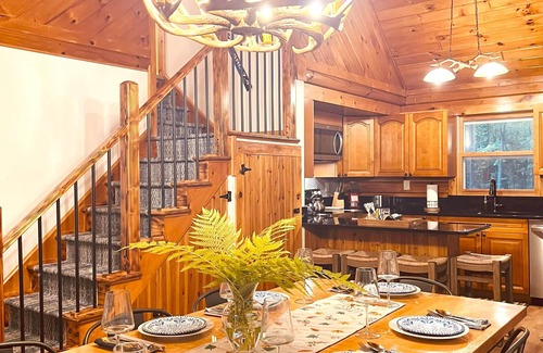 North Creek Cabin | Superb Nature Lodge 5 Minutes to Gore Mountain with Hot Tub, Firepit & Fireplace