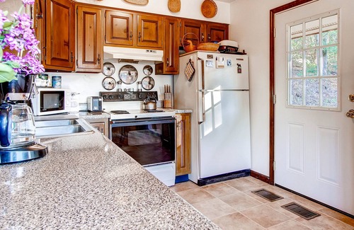 Stockbridge House | Sweet Life - Vermont Chalet - 6 person Indoor Hot Tub - 15 min to Killington